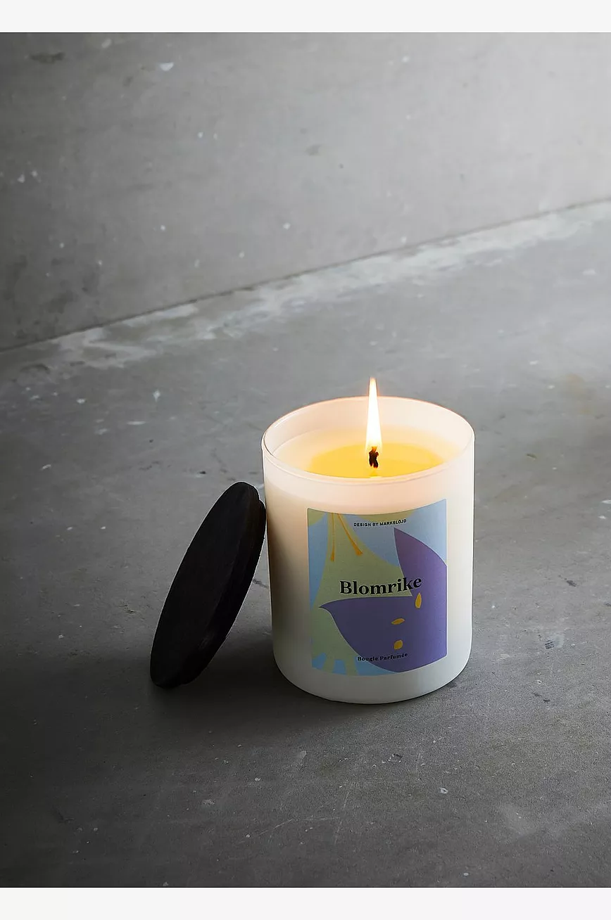 Markslöjd Blomrike Duftlys, Svart Lilje 4 Markslöjd Blomrike Duftlys, Svart Lilje - Bilde 2